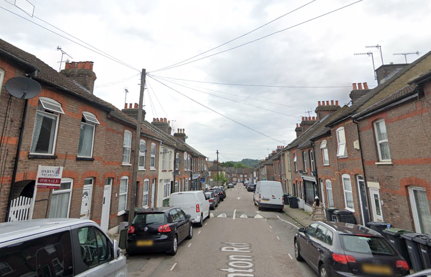 Police seek suspect on bicycle after man stabbed to death in Luton ...