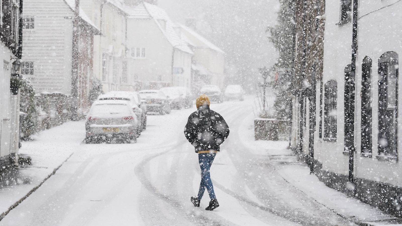 Weather warnings issued as cold snap with snow hits parts of the UK ...