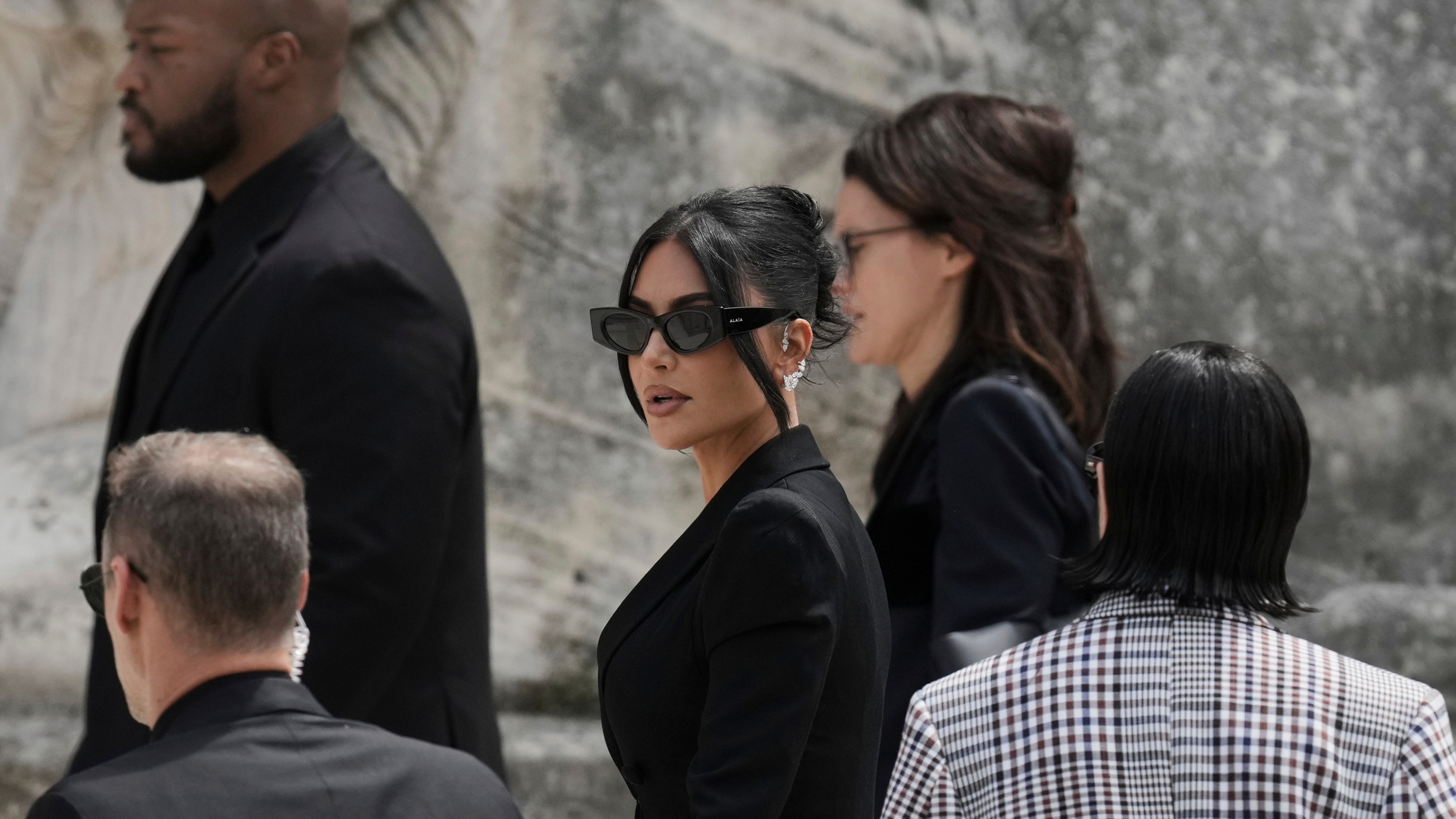 Kim Kardashian awarded €1 after 2016 Paris hotel armed robbery