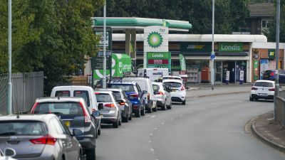 Cars queue for fuel at a BP petrol station in Bracknell, Berkshire. Picture date: Sunday September 26, 2021.

