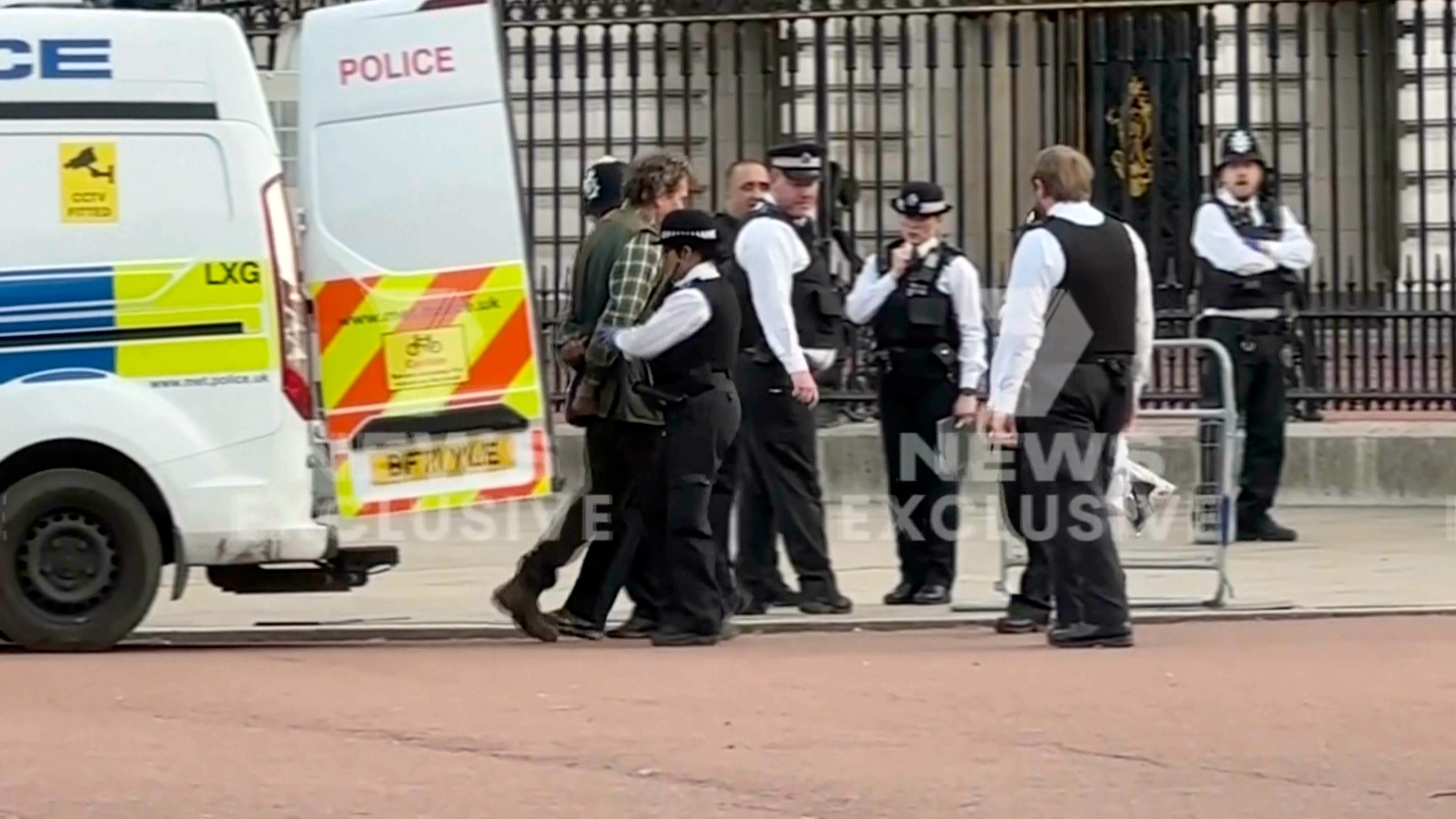 Police Are 'prepared' After Man Arrested Outside Buckingham Palace ...