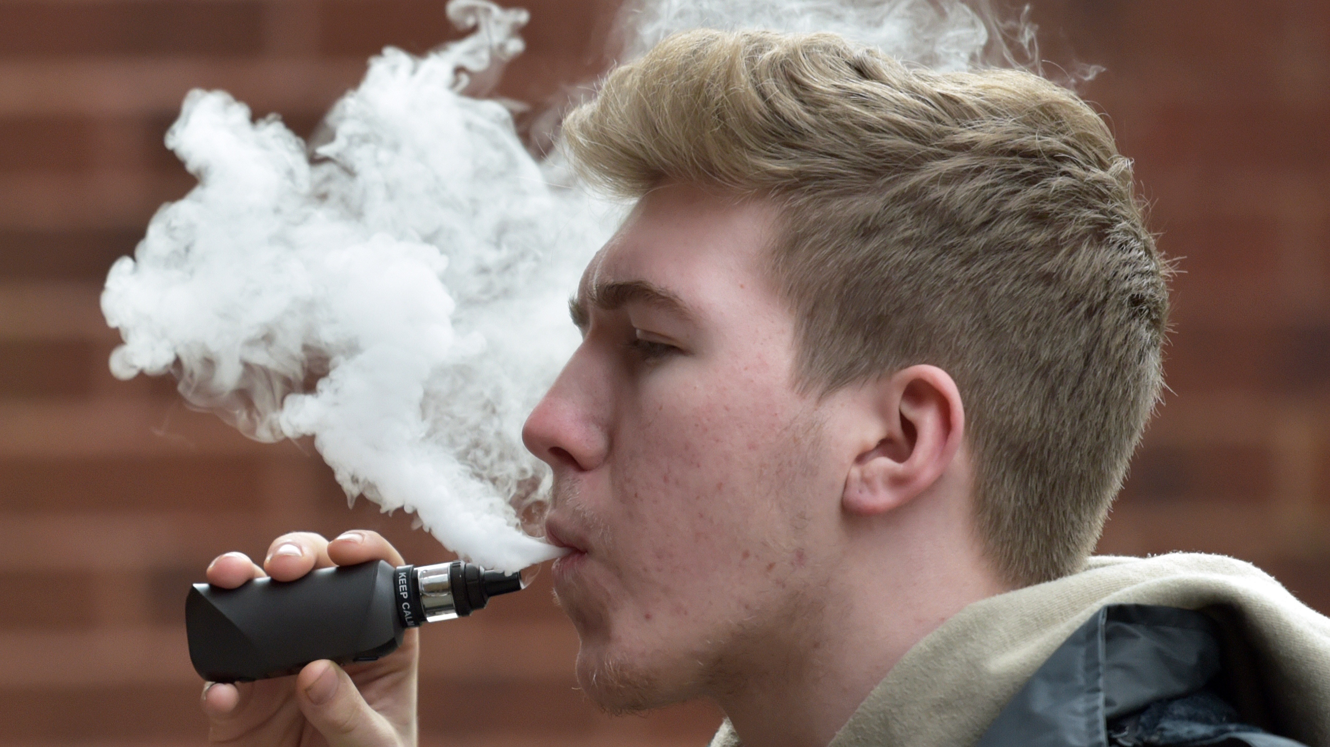 Is vaping seen as safe now a new health report advises it as a way to stop  smoking? | ITV News
