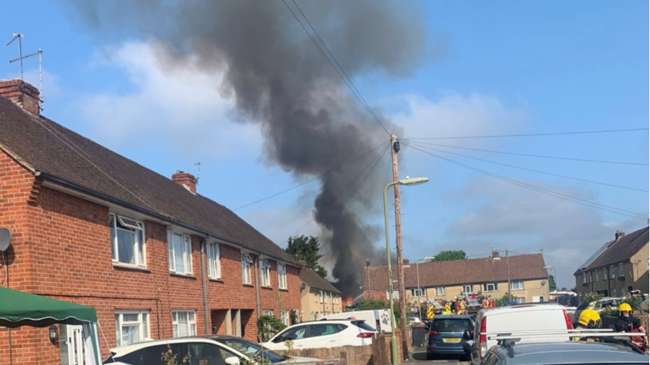 Fire crews dealing with large building fire in back garden of Havant ...