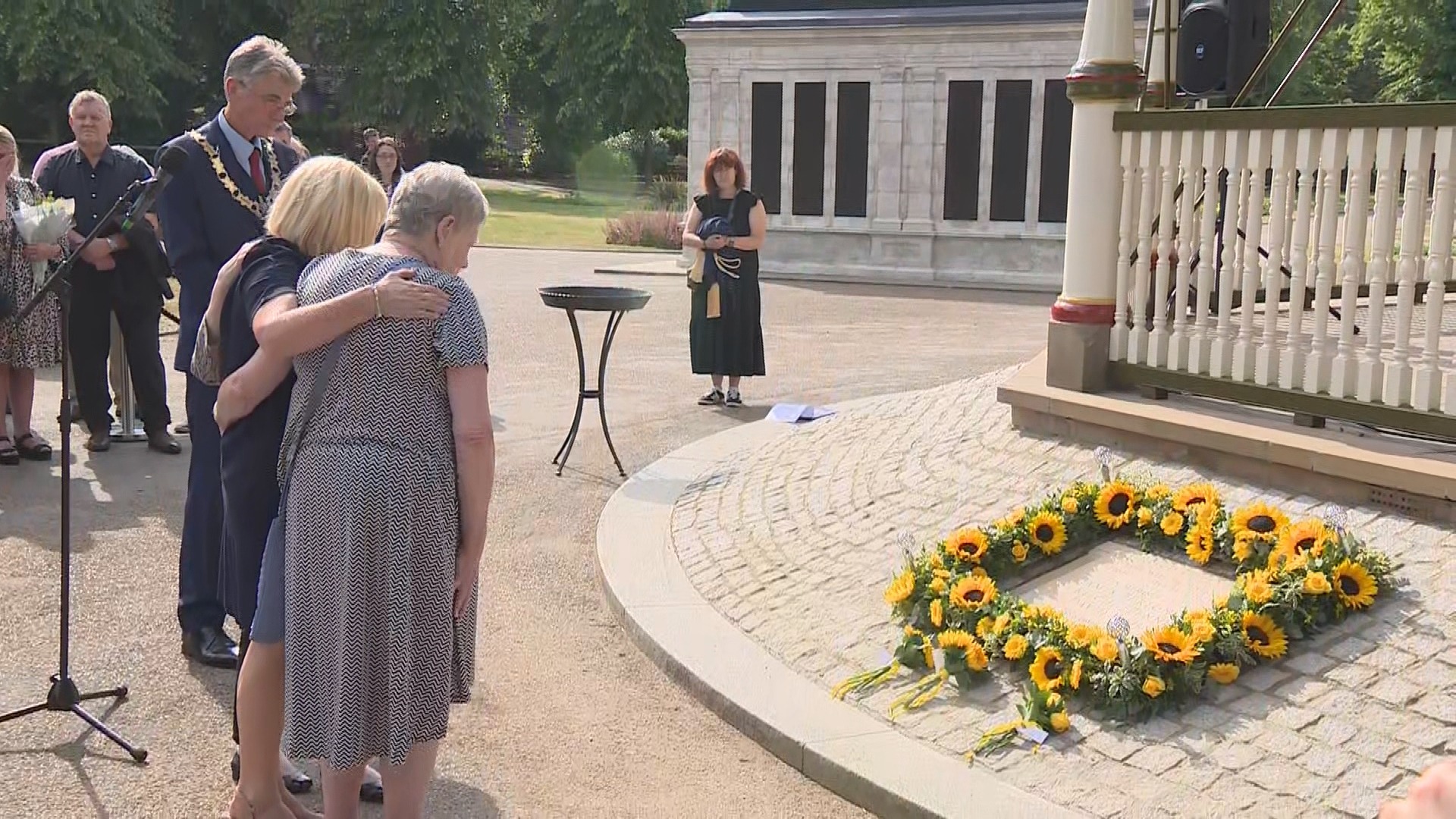 Memorial paying tribute to men killed in Reading terror attack unveiled ...