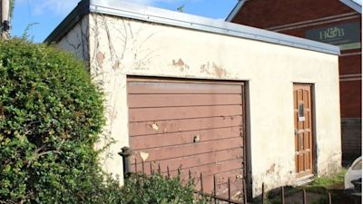 06-10-21 Run down garage on sale in Cullompton - Seddons