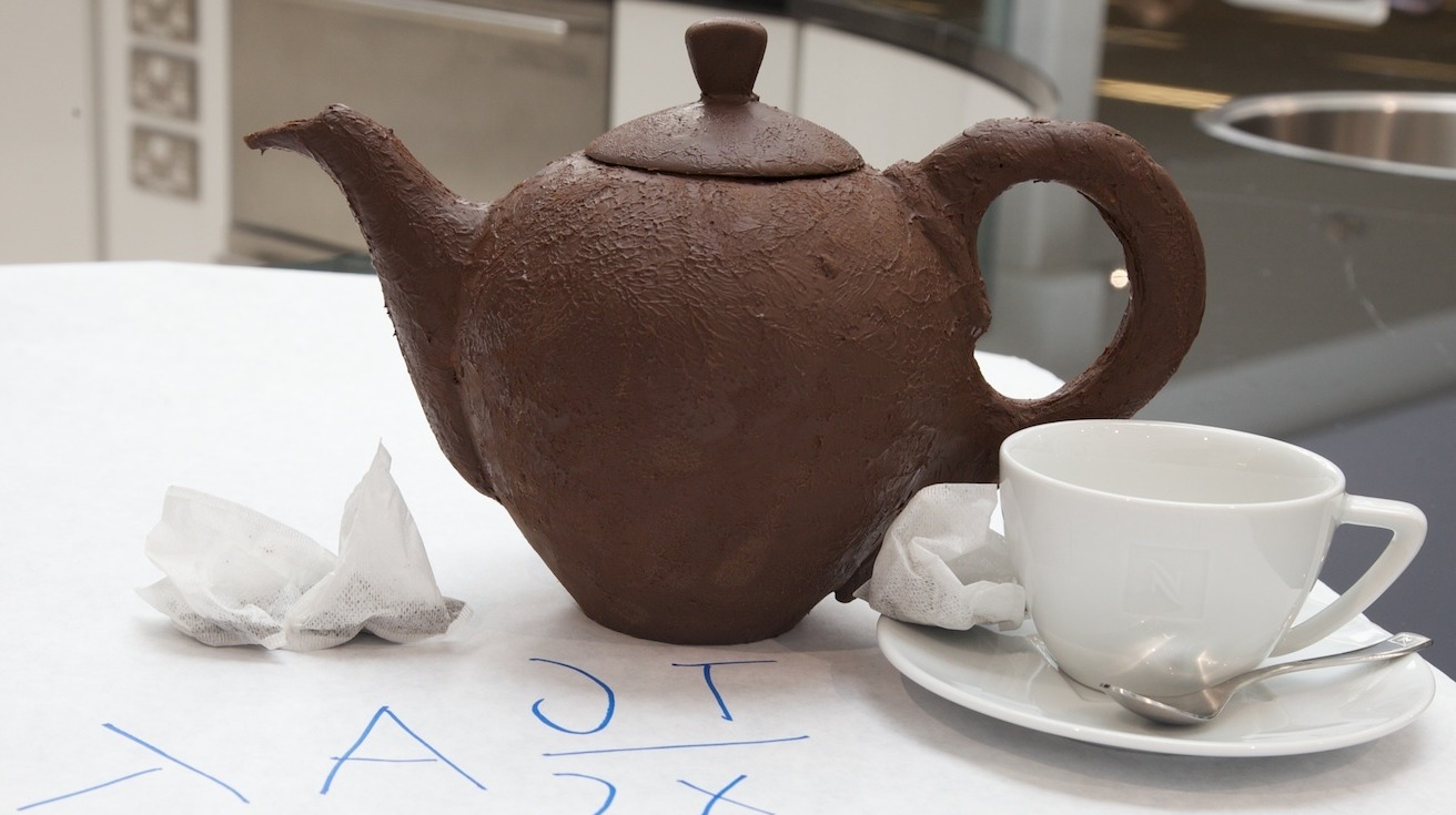 experts-crack-the-problem-of-the-chocolate-teapot-itv-news