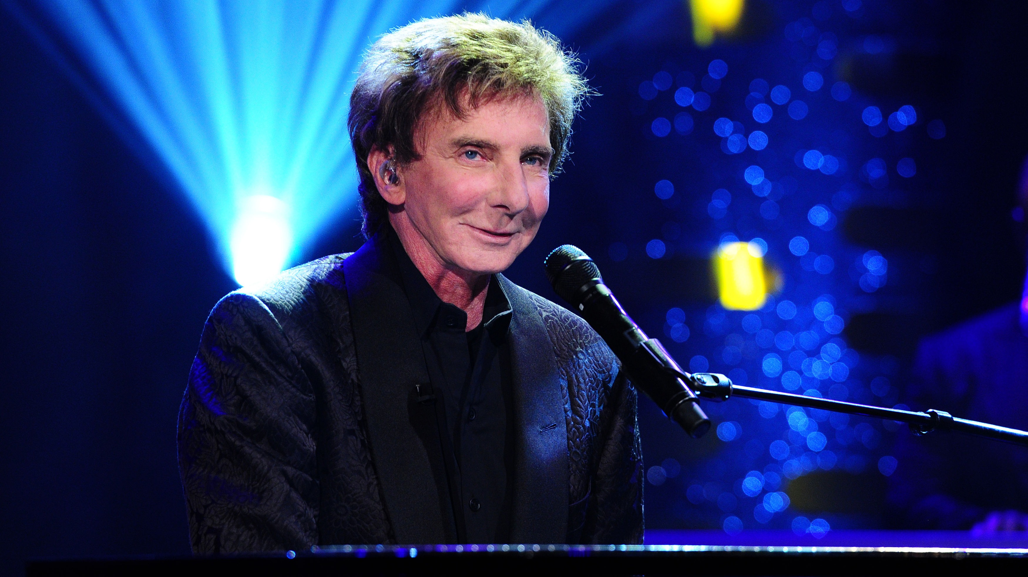 Manilow records entire album with singers who have died | ITV News