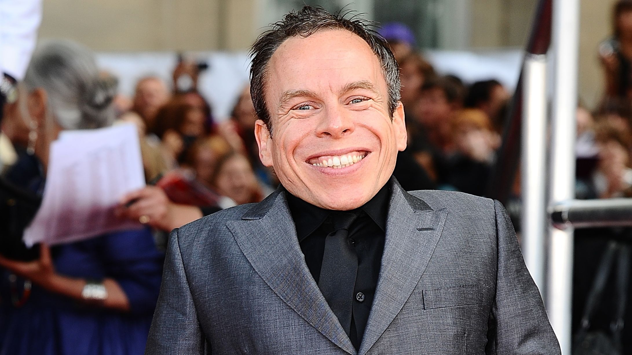 Warwick Davis Tweets Free Luggage During Silence For Remembrance Day Itv News