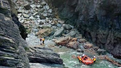 RLNI rescue man stuck at bottom of cliff at Jackets Point