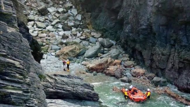 RLNI rescue man stuck at bottom of cliff at Jackets Point 