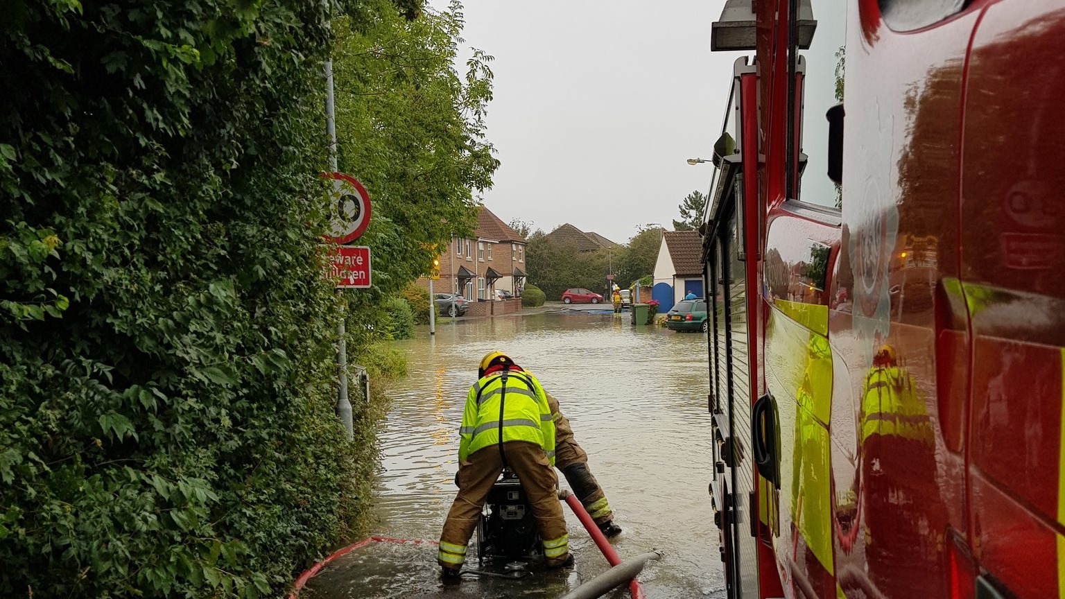 Burst water pipe floods homes in Swindon | ITV News West Country