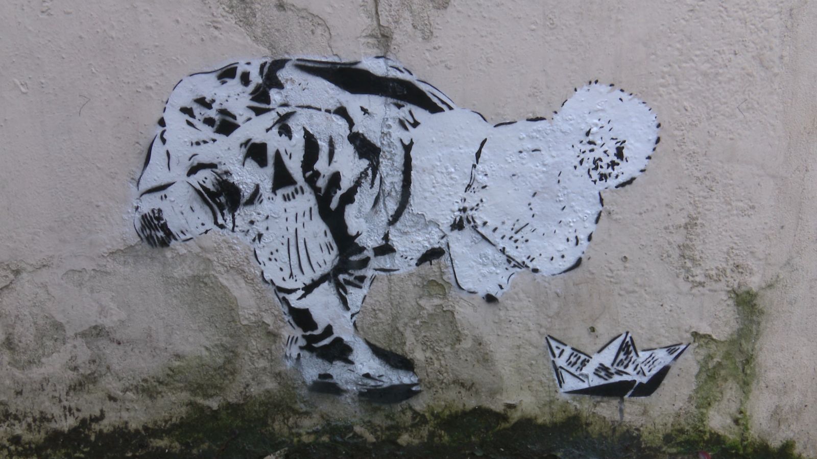 Banksy or not Banksy? New graffiti attracts crowds in Bath