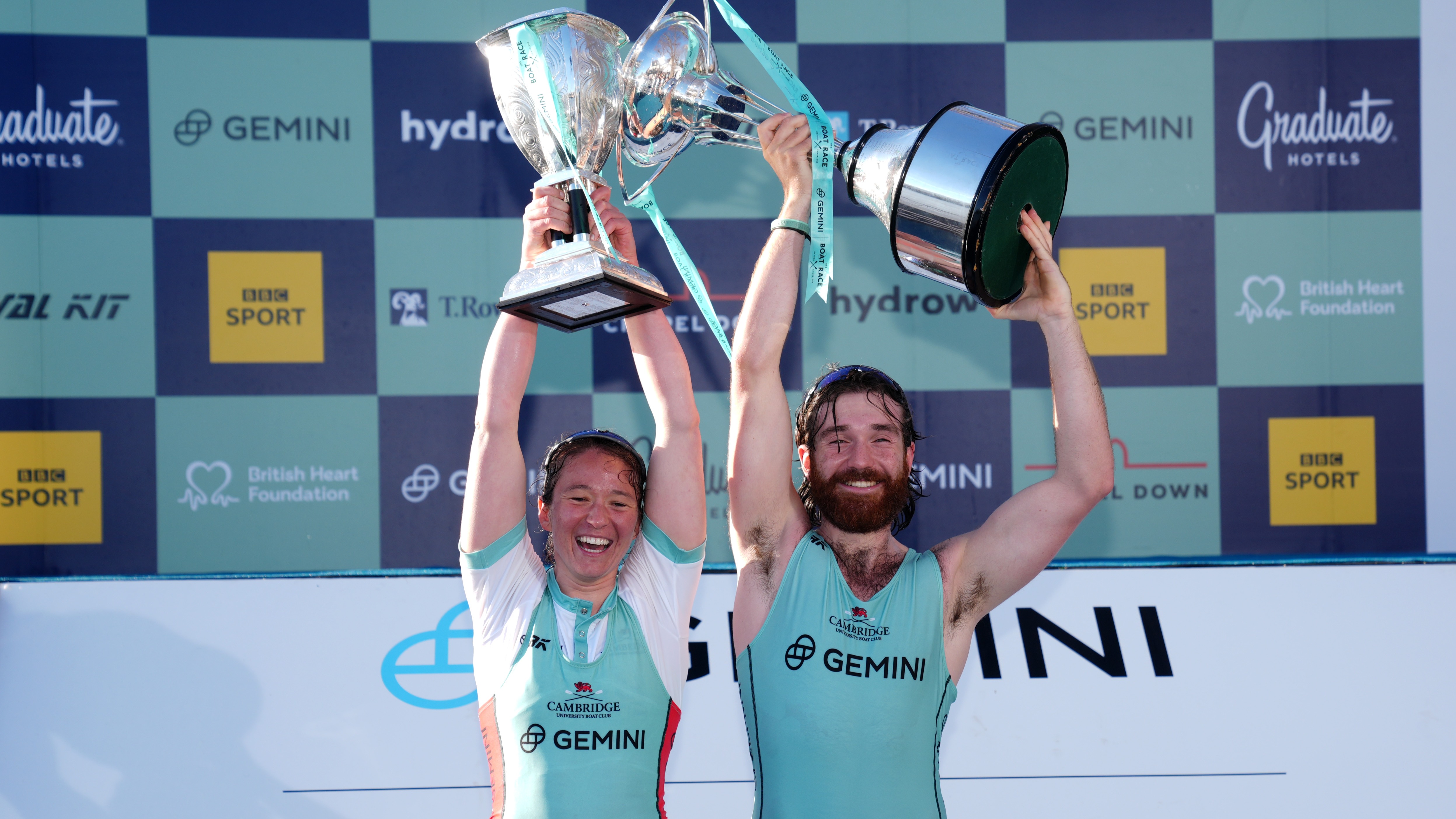 Cambridge setzt seine Dominanz im Boat Race mit einem Doppelsieg fort