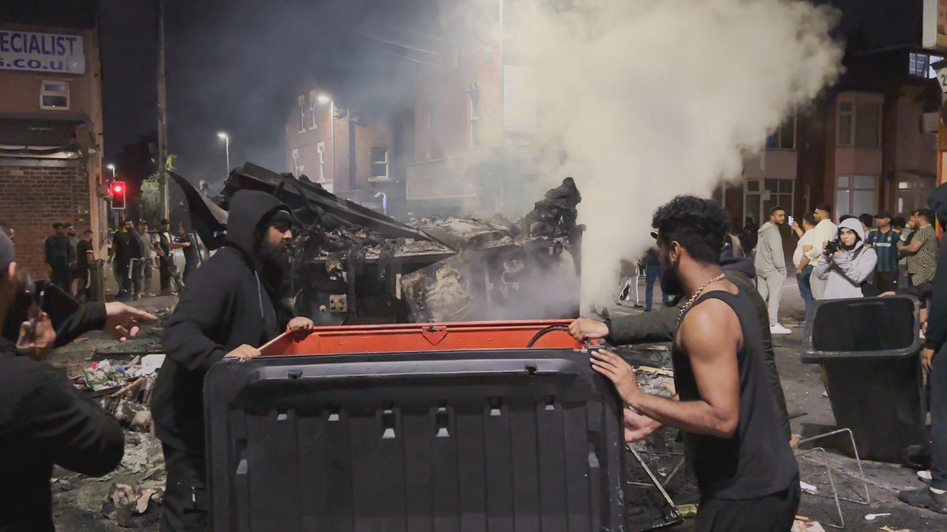 Men who fought fire on night of rioting in Leeds condemn 'right-wingers ...