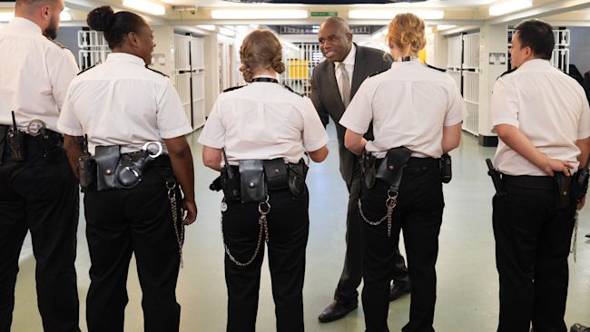 Prison staff with Justice Secretary David Lammy in HMP Belmarsh dqxikeidqkikdinv