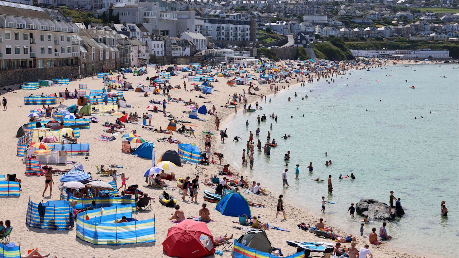 RNLI volunteers 'struggling to get through crowds' as tourists descend