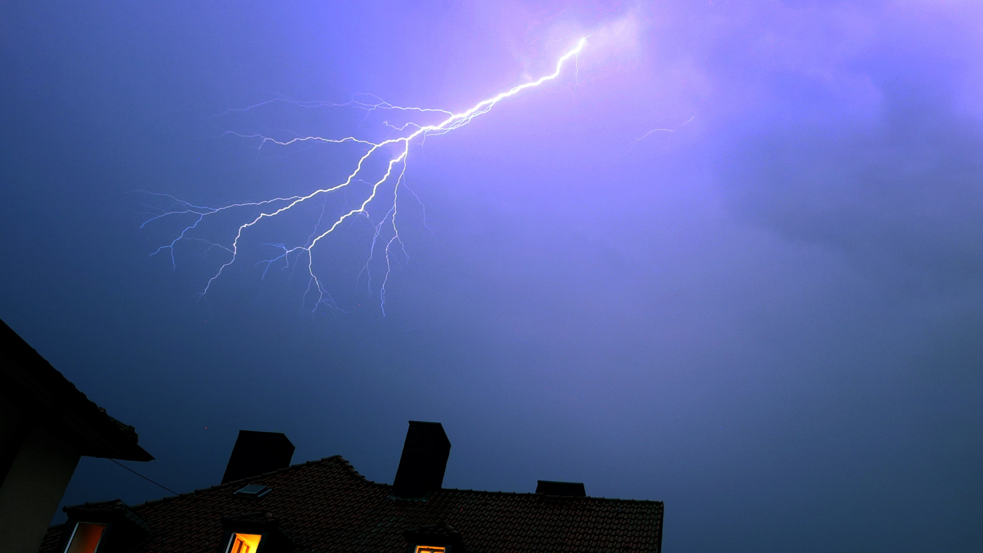 Is it safe to go out in a thunderstorm? Here's how to stay safe during  thunder and lightning | ITV News Wales