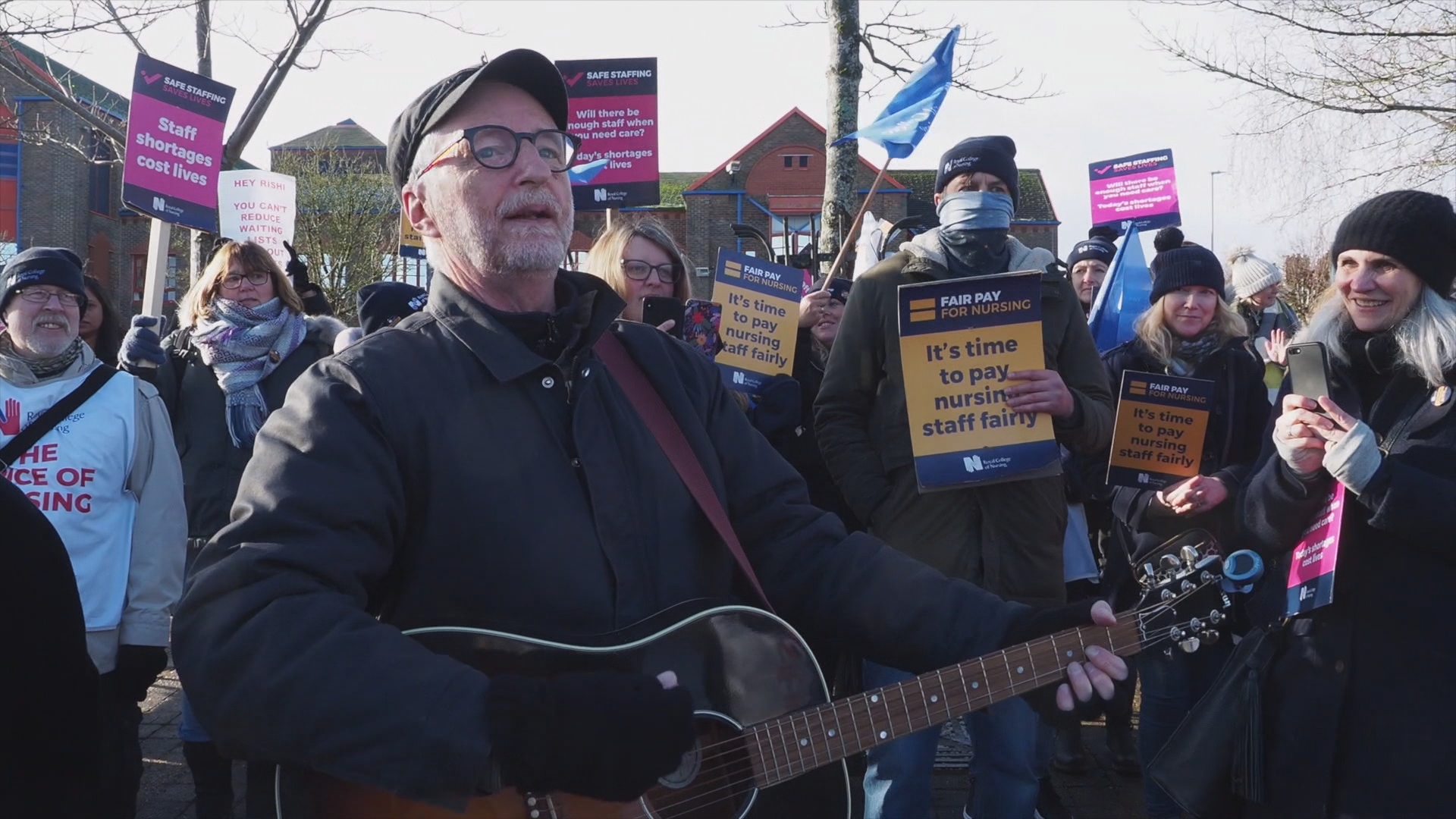 Moment Billy Bragg joins striking nurses on hospital picket line in