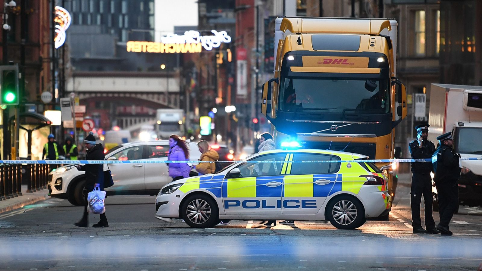 Deansgate in Manchester closed after man seen making threats