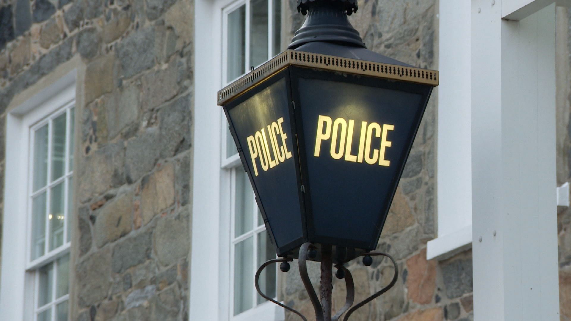 Calls for health professionals to aid police with mental health incidents