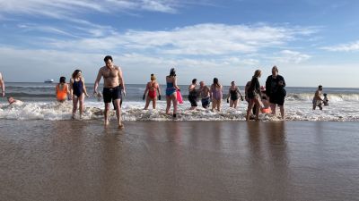 People on the beach_Tynemouth_26feb22
