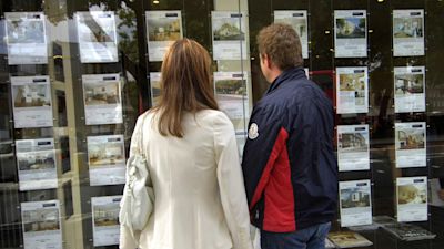 File photo dated 02/09/08 of a couple standing outside an estate agent's window. The number of people taking their first step on to the property ladder with a mortgage last year is estimated to have topped 400,000 for the first time since 2006. Issue date: Tuesday January 4, 2022.