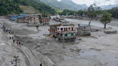 Nepal floods: Search continues for 1,500 missing amid threat of further flooding