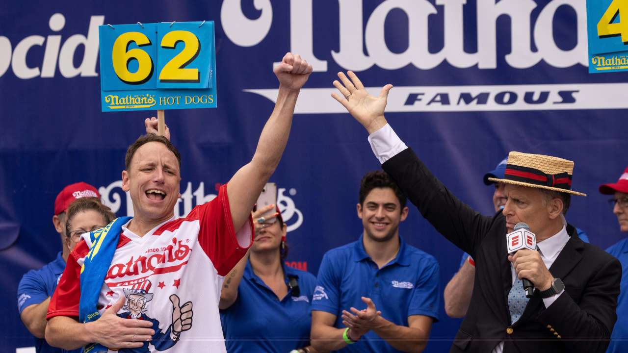 Man eats 62 hot dogs in ten minutes at eating contest