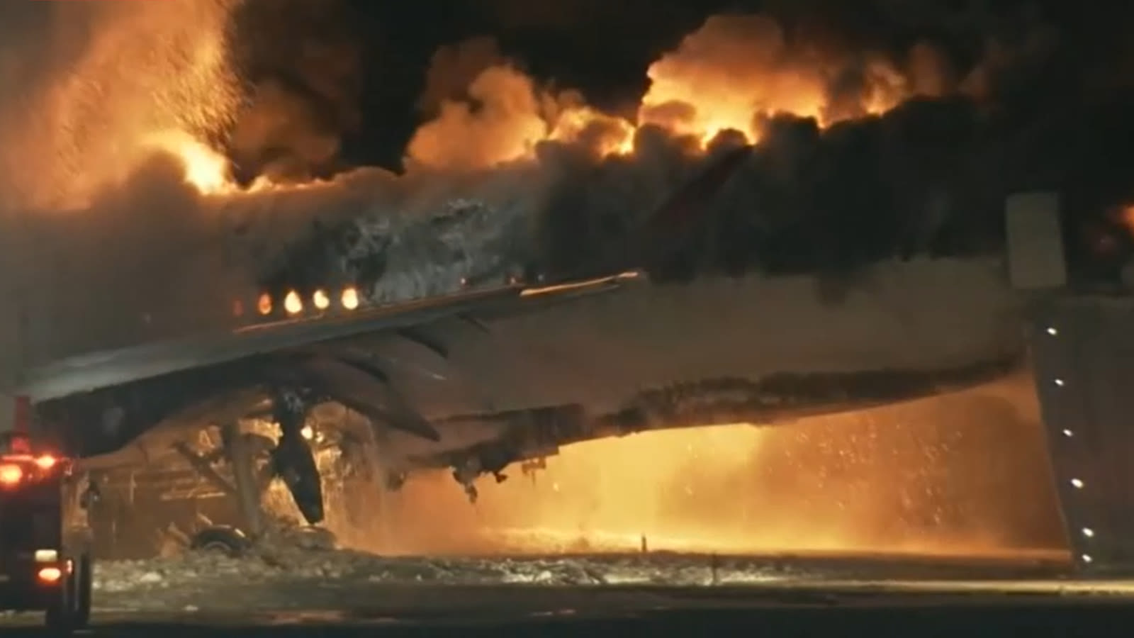 All 379 passengers escape Japan Airlines plane that burst into flames on ...