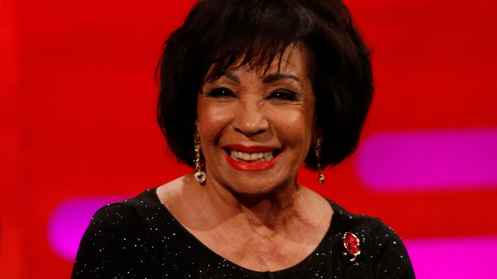 Dame Shirley Bassey re-records Goldfinger theme to right 'wrong notes ...