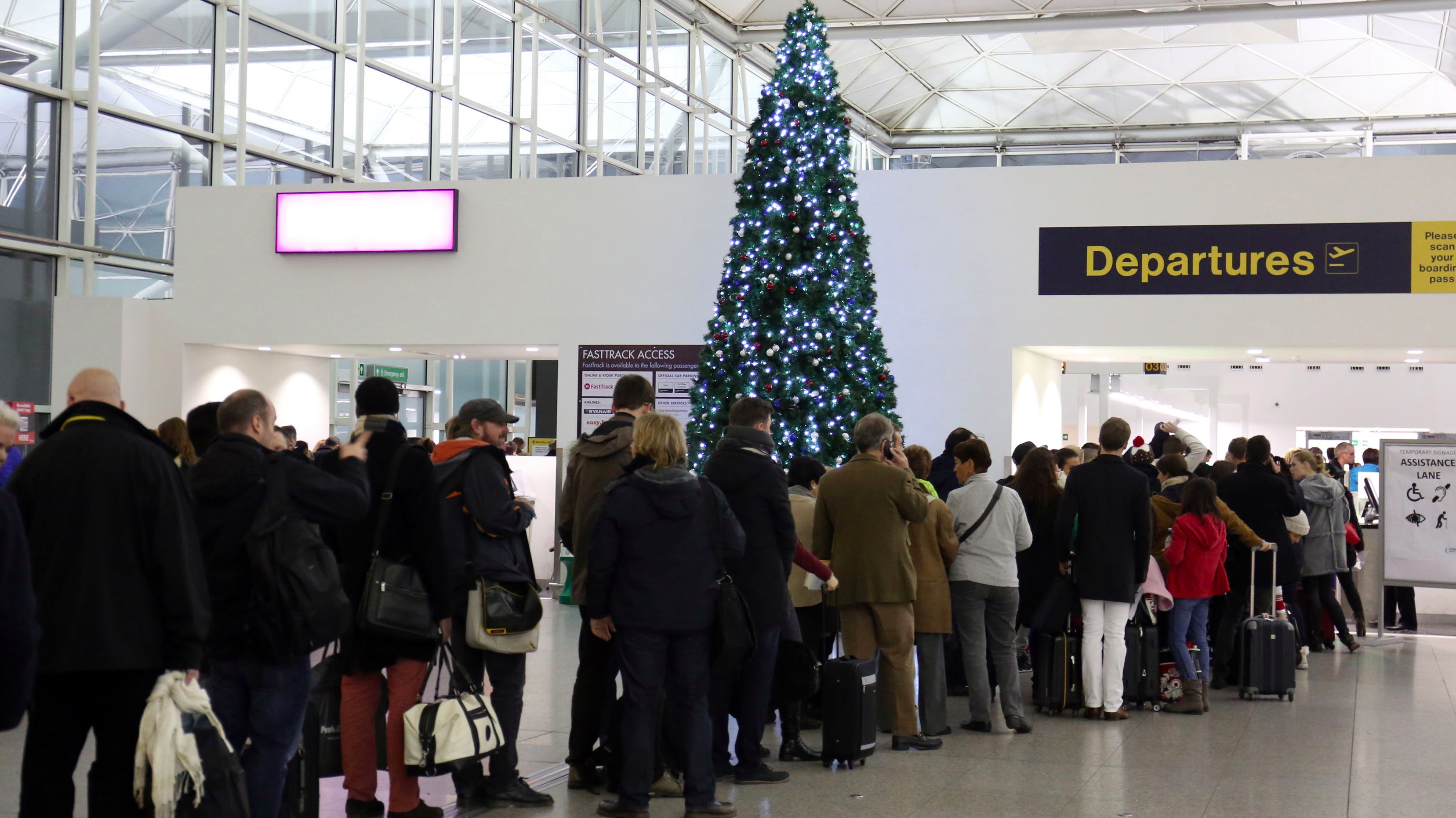 Traffic chaos expected as four million leave UK for Christmas holidays ...