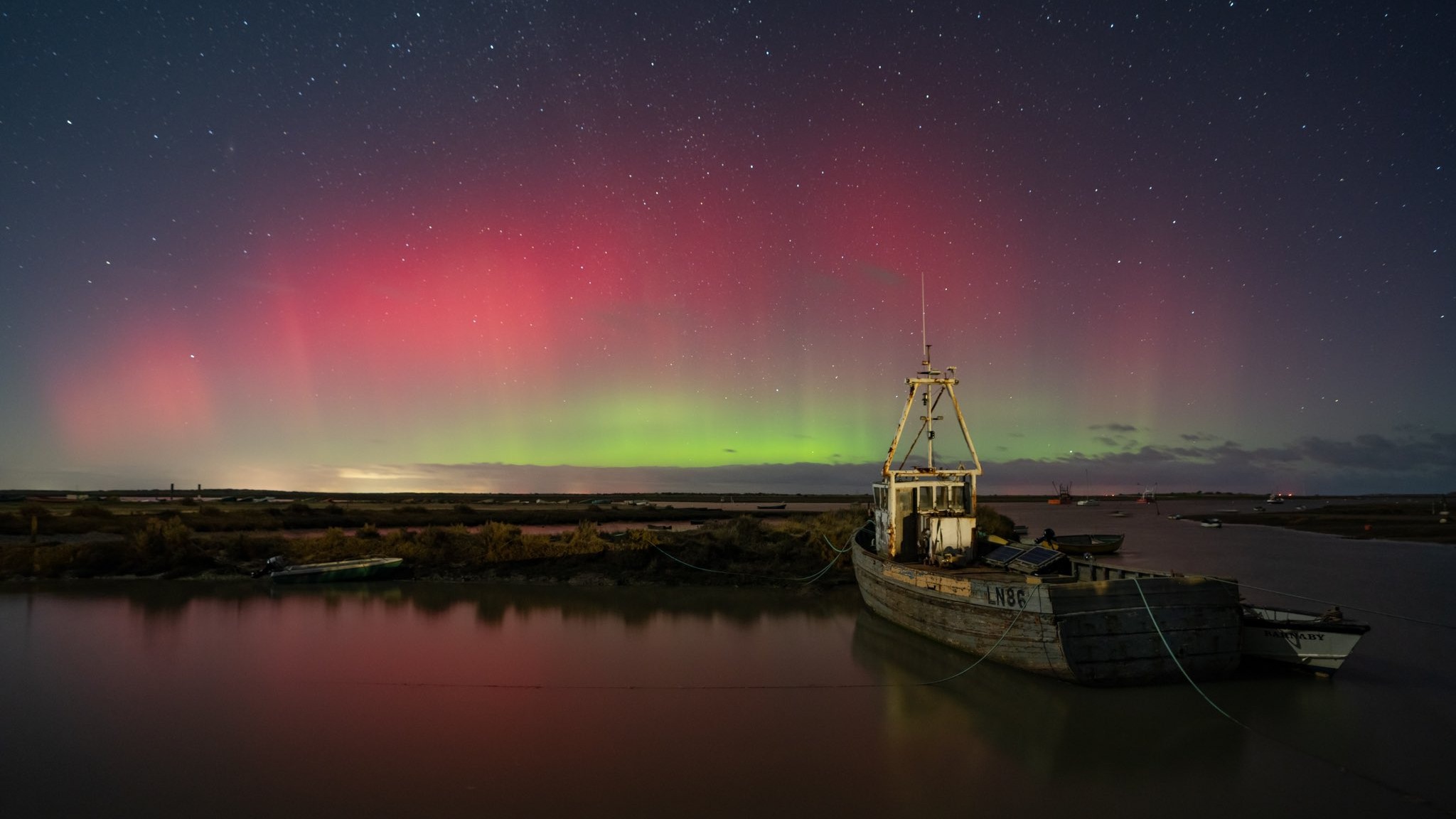 Northern Lights: Photographer stunning images of aurora in North Norfolk | ITV News