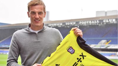 Christian Walton has completed his move to Ipswich Town.