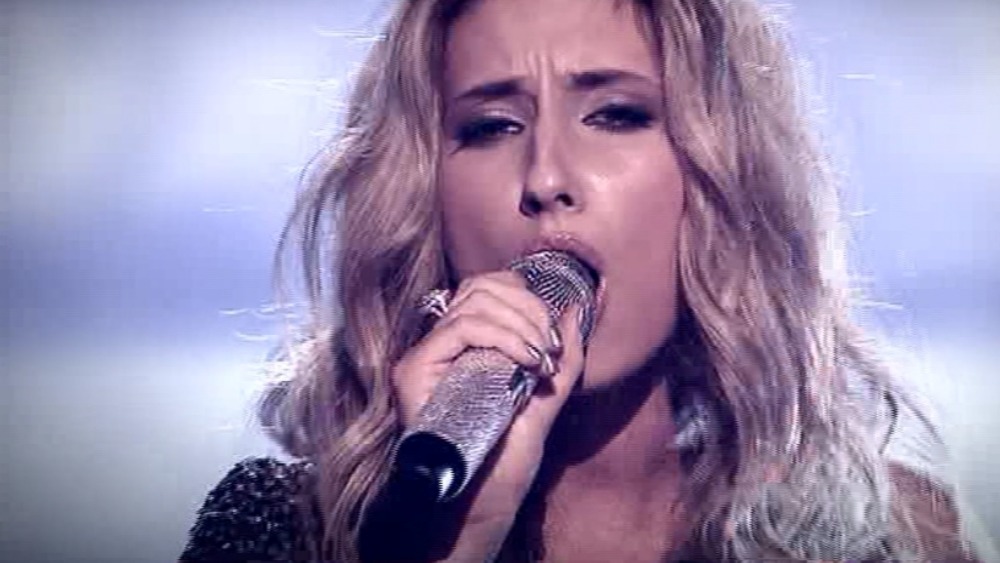 Pregnant singer admits 'I deserve criticism over smoking' | ITV News