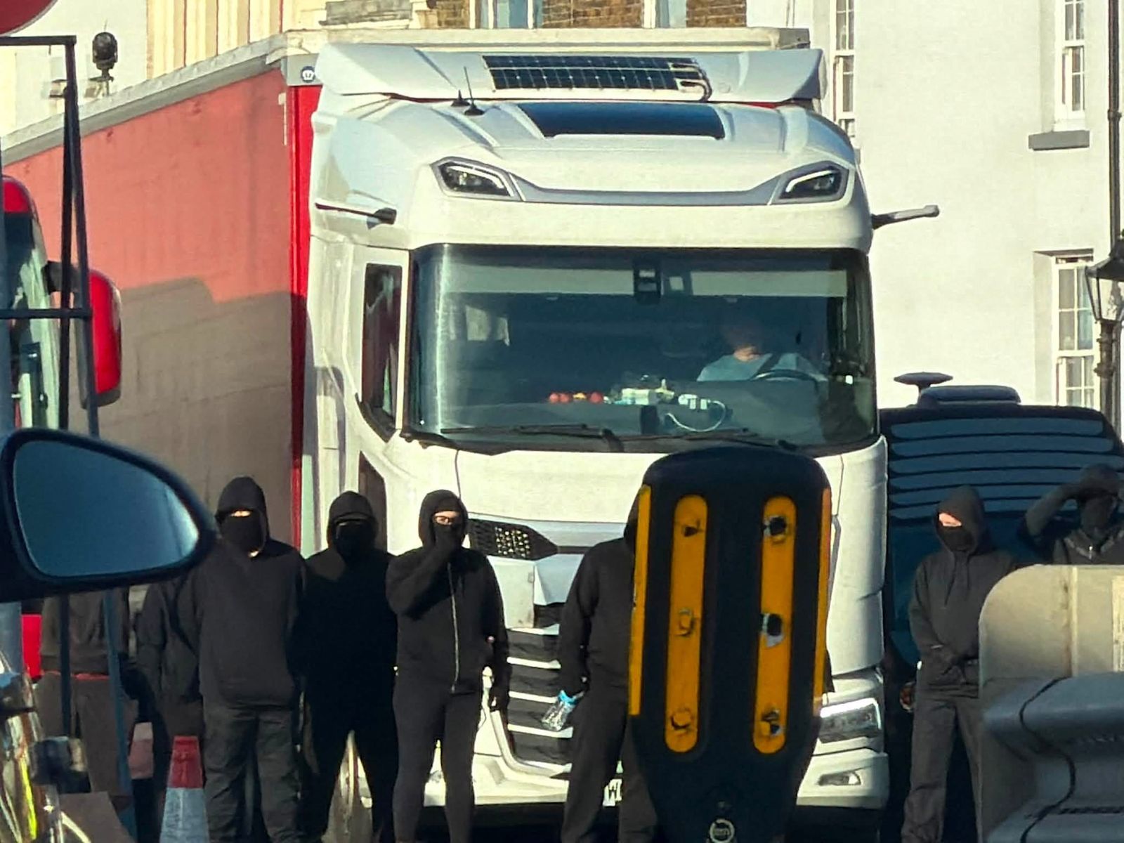 محتجون ملثمون يغلقون ميناء دوفر في "حادثة إخلال بالنظام العام" | أخبار آي تي ​​في ميريديان
