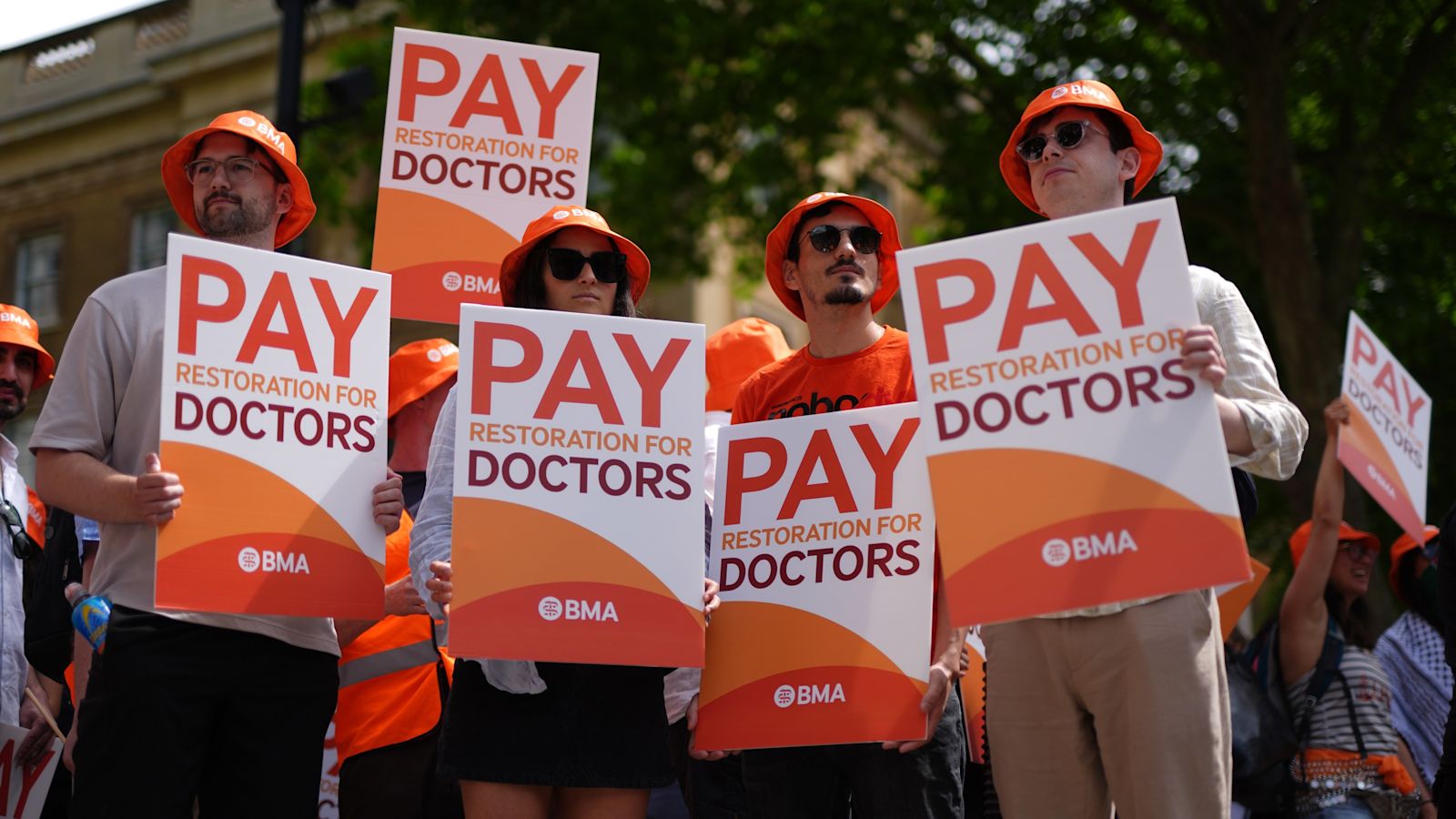 Minister bieten Assistenzärzten Gehaltserhöhung an, um Streik zu beenden