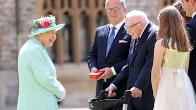 Nhs Fundraising Hero Captain Sir Tom Moore Knighted By The Queen Itv News