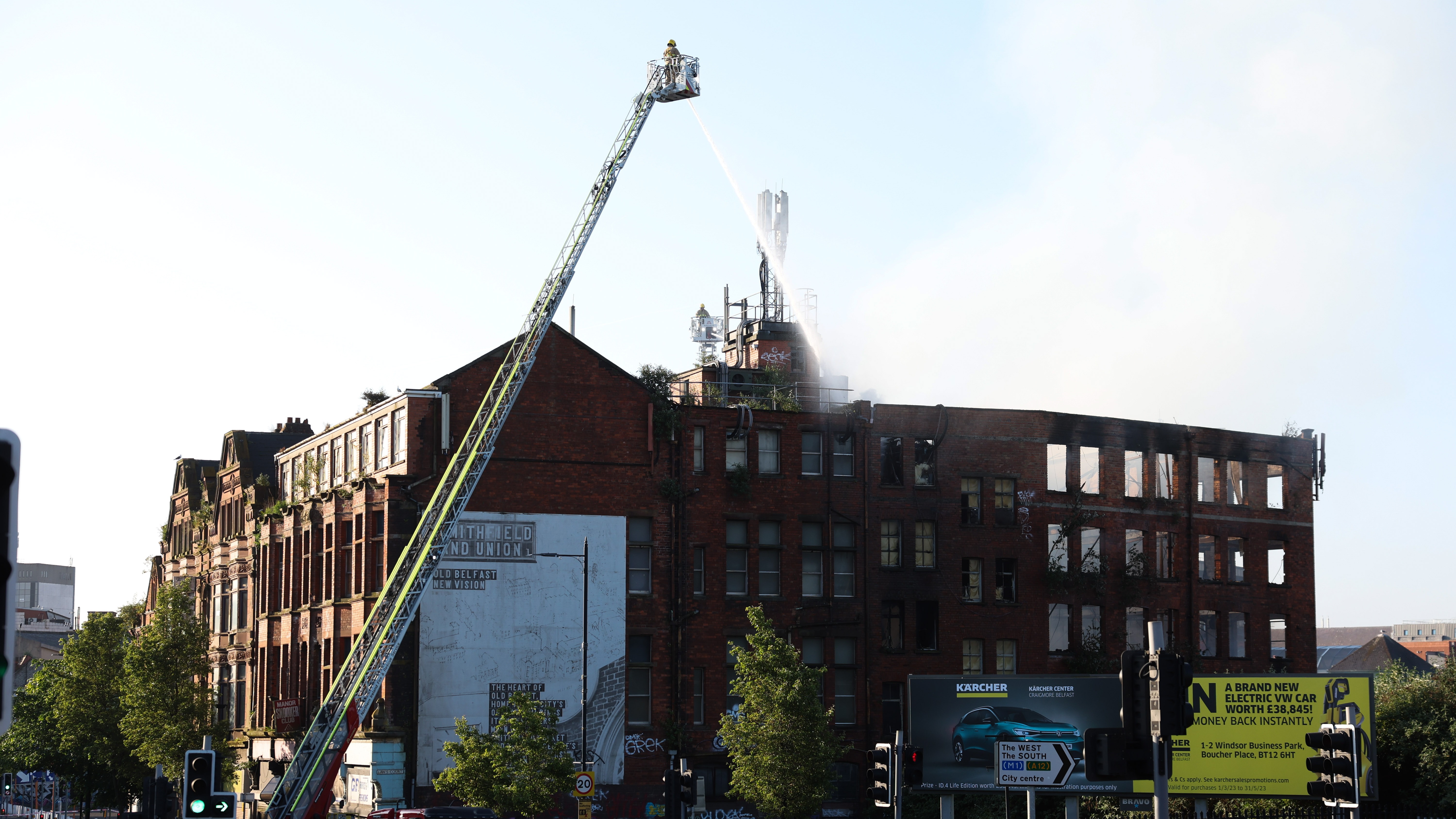 Large fire in Belfast City Centre closes roads as residents urged 'to keep windows shut' | UTV - Vimarsana News