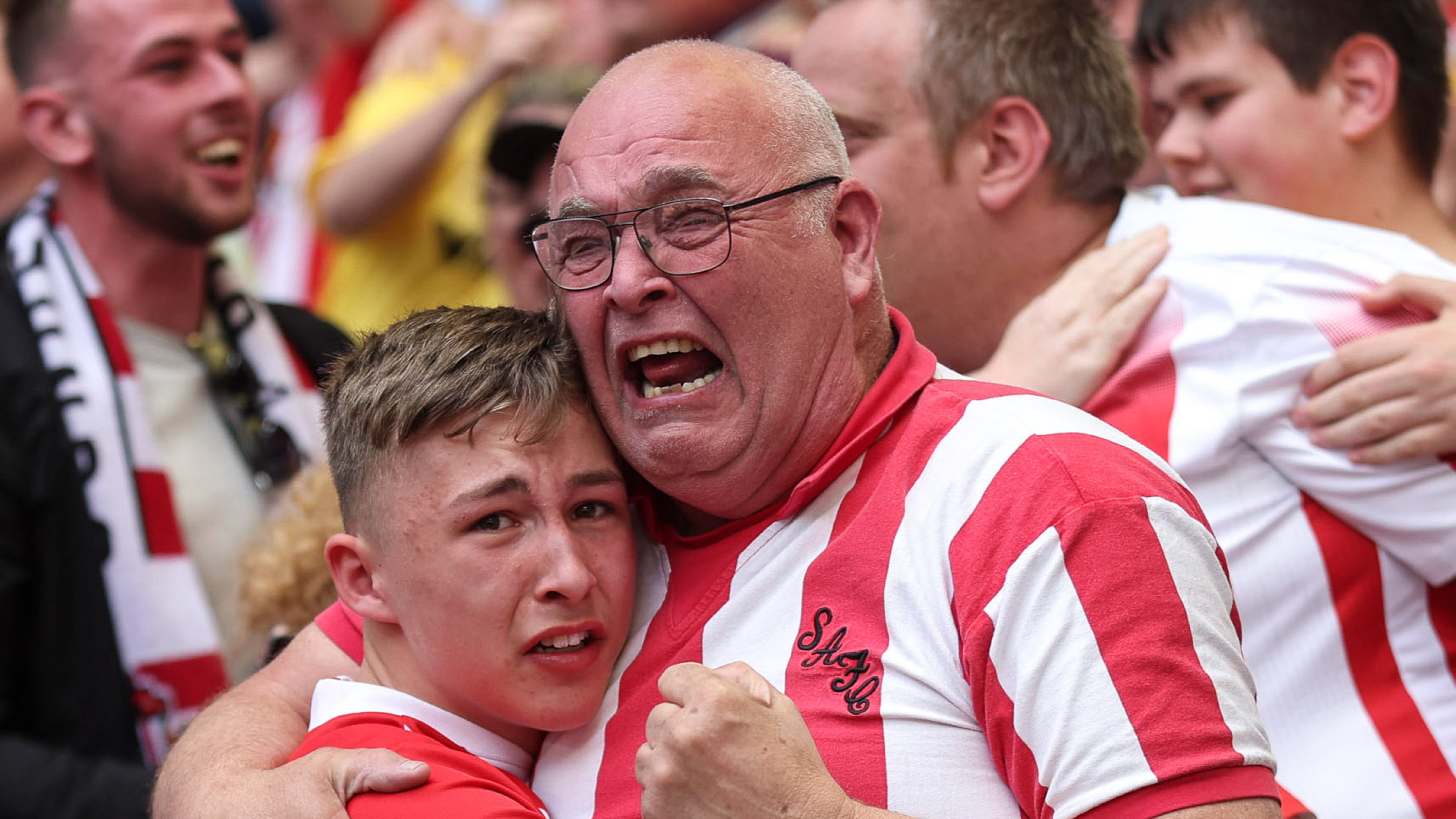 Photo of emotional Sunderland fans celebrating Wembley goal wins BPPA award  | ITV News Tyne Tees