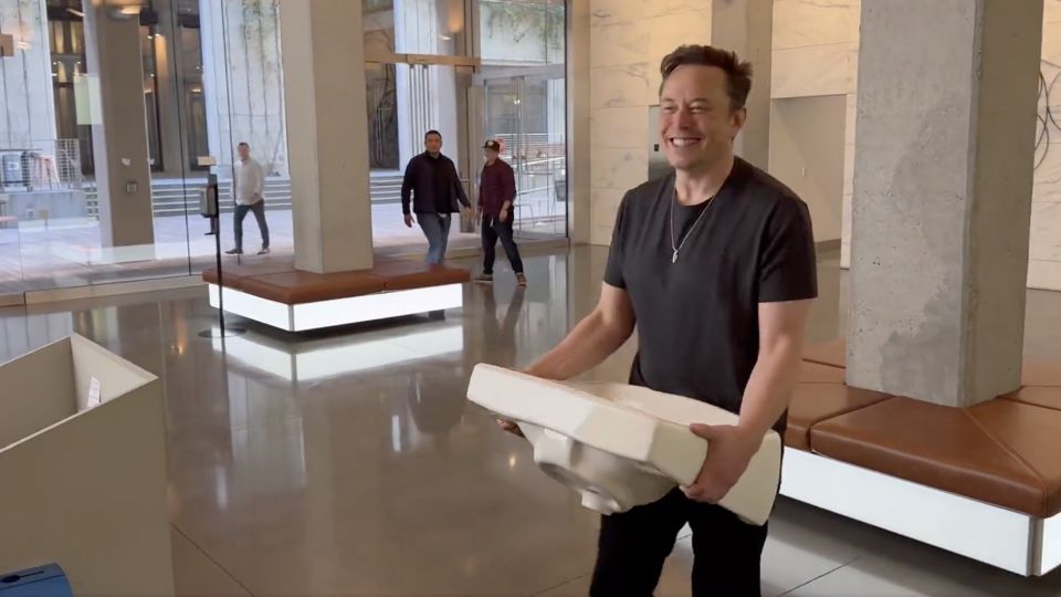 Elon Musk Hauls Sink Into Twitter HQ Days Before His Takeover Was ...