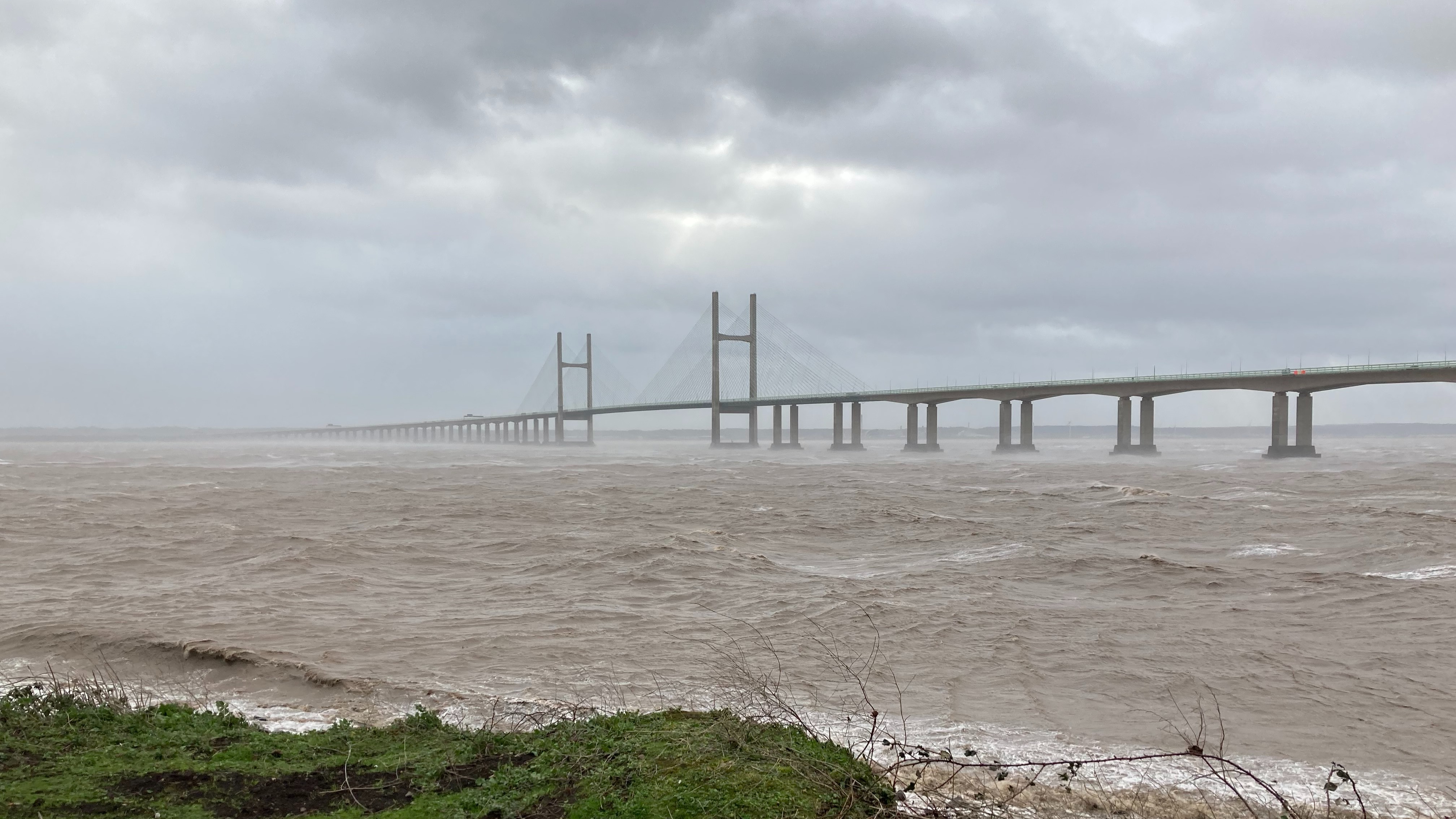 M4 Prince of Wales and M48 Severn bridges shut for first time due