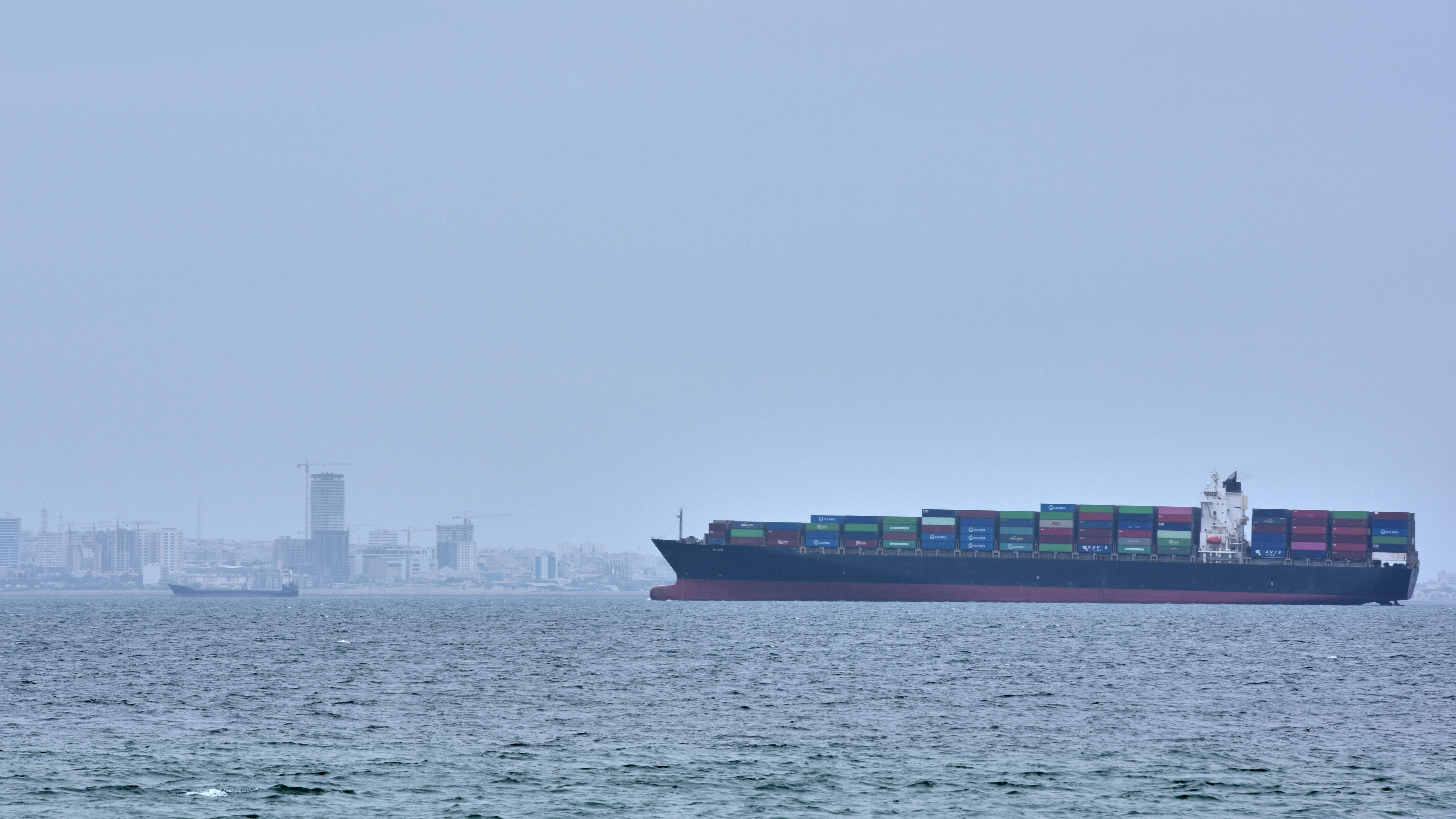 Tanker and container ship attacked after Iran re-closes Strait of Hormuz