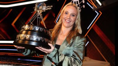 Beth Mead poses with The BBC Sports Personality of the Year Award during the BBC Sports Personality of the Year Awards 2022 held at Media City UK, Salford.