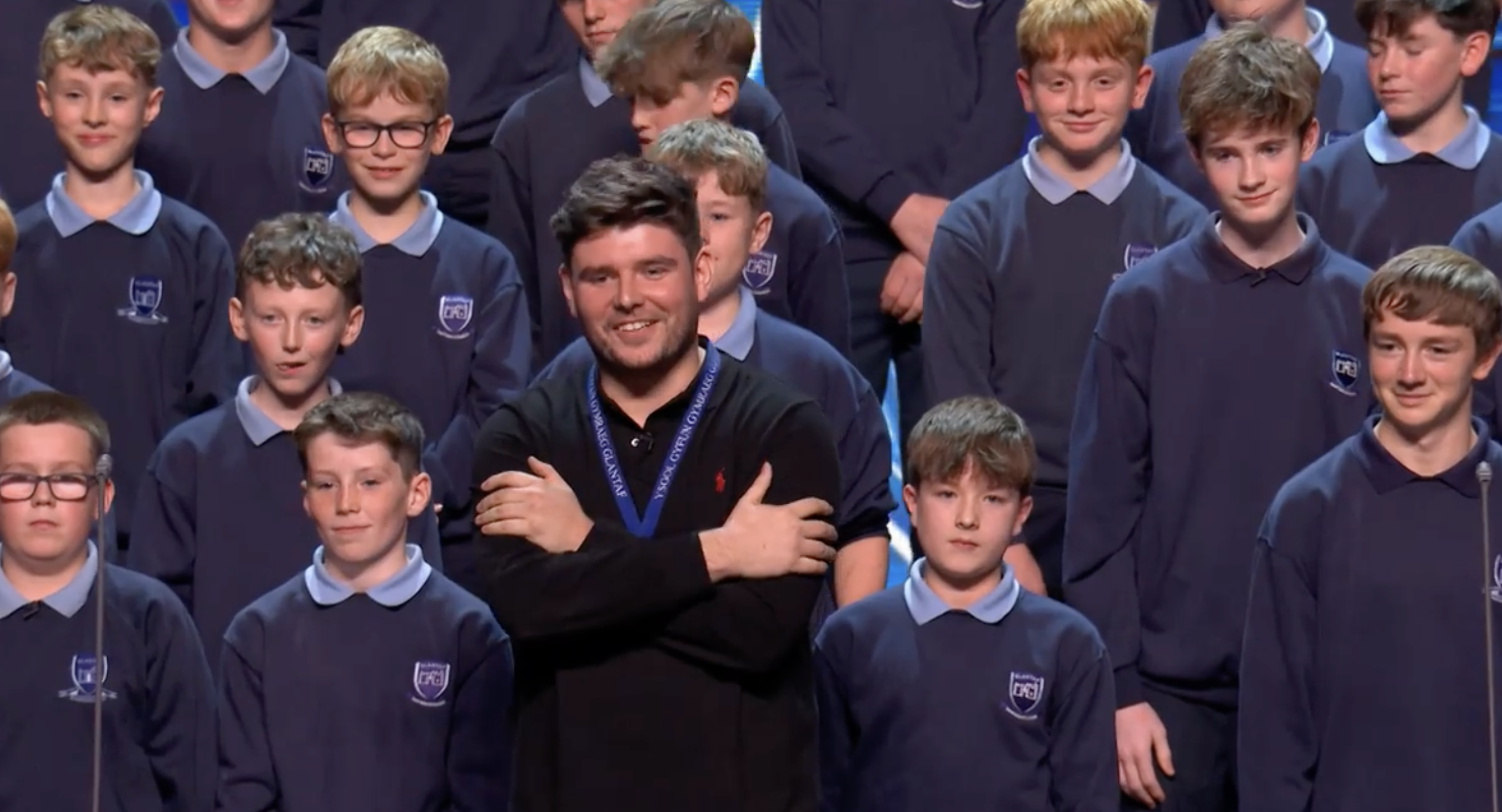 School choir stunned by celebrity guest disguised as a statue 