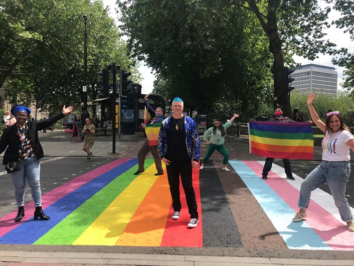 ПРЫКЛАДАННЕ ДЛЯ ЗНАЁМСТВАЎ ДЛЯ ГЕЯЎ, РЭКЛАМА SNAPCHAT