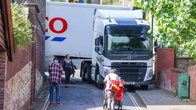 Tesco lorry blocks street in Montpellier, Bristol for more than 15 hours. 