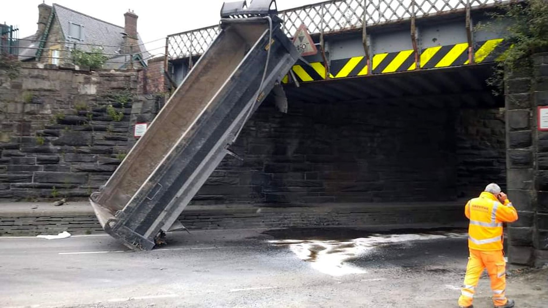 Lorry collides with bridge in Machynlleth causing major disruption