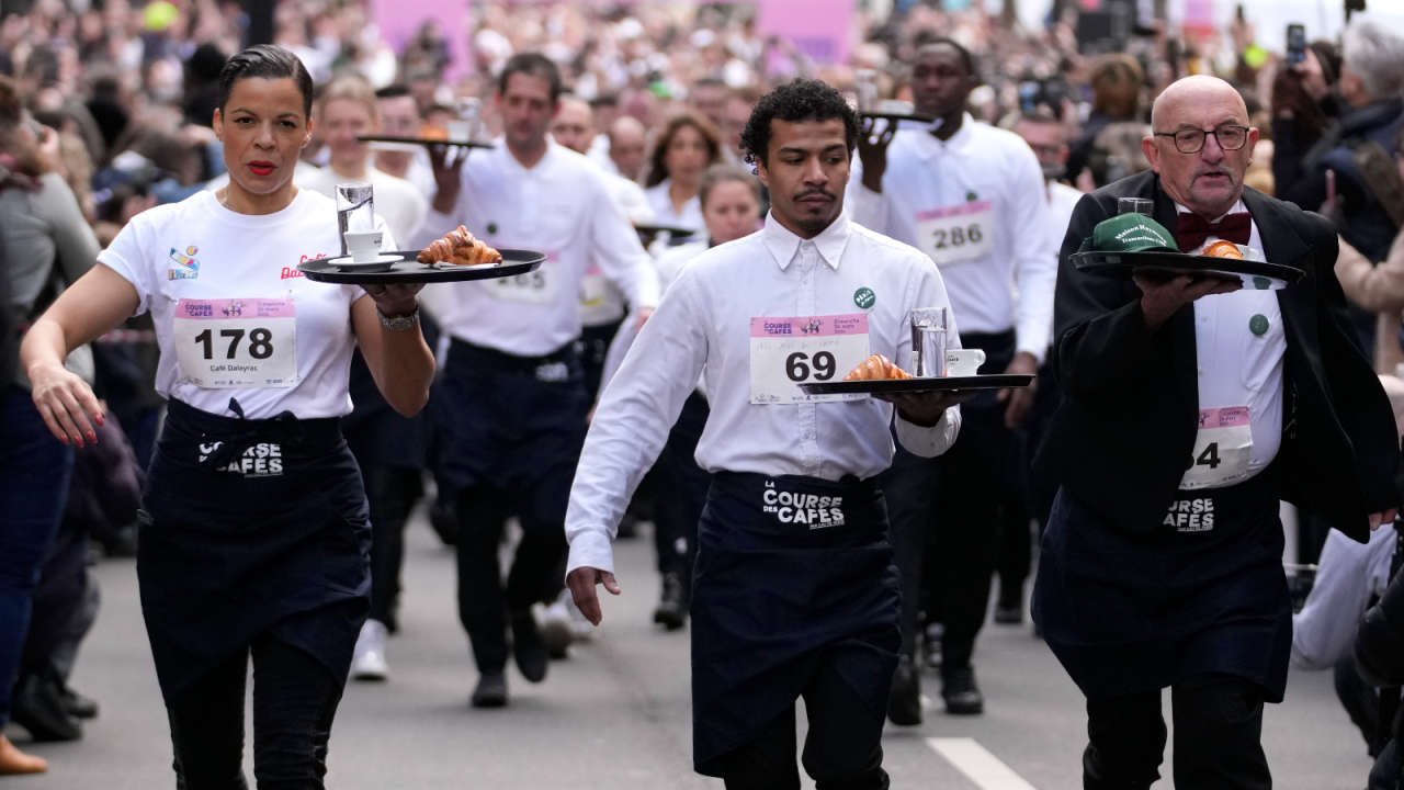 Hundreds take part in 'waiter's race' through streets of Paris