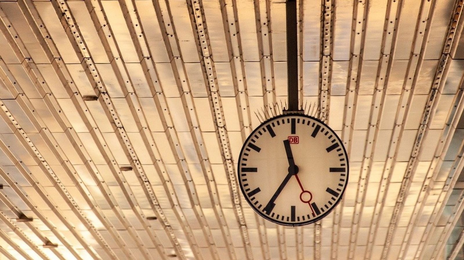 When and why do the clocks go back - and who invented daylight saving ...