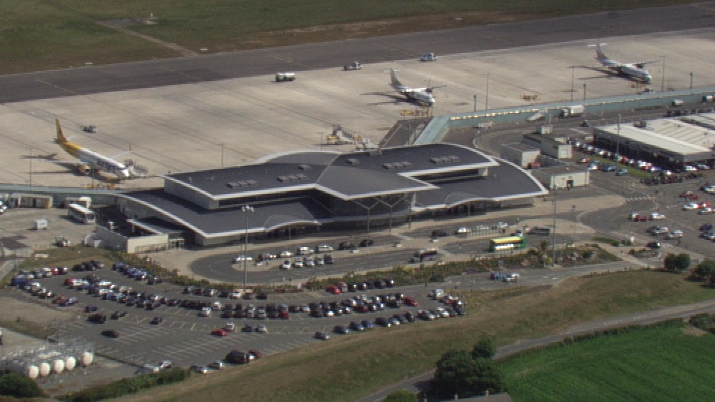 Investigation begins on terminal roof at Guernsey airport | ITV News ...